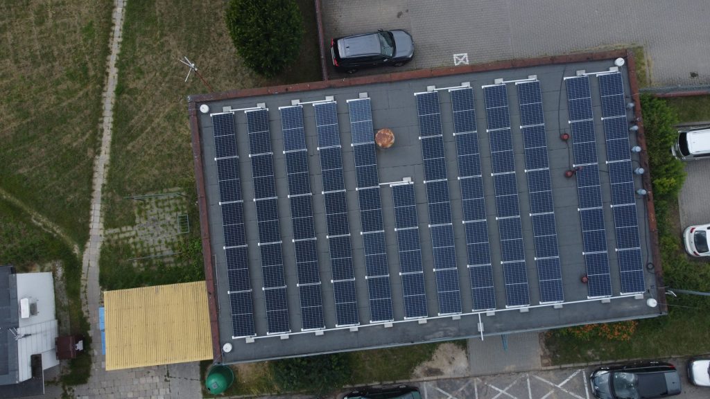 Instalacja fotowoltaiczna na dachu budynku technicznego LPEC.